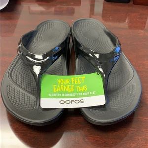 Oofos flip flops Black